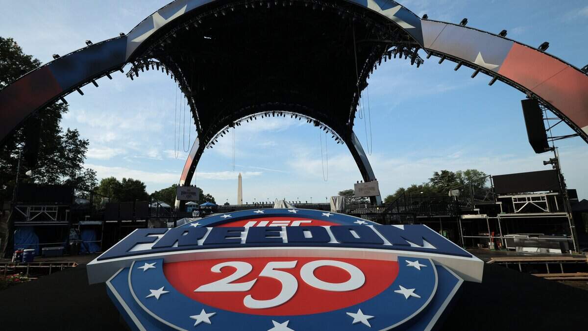 Continúan los trabajos de construcción del “Claw” de la Ultimate Fighting Championship (UFC) y del octágono de combate en el Jardín Sur de la Casa Blanca el 11 de junio de 2026 en Washington, DC. 