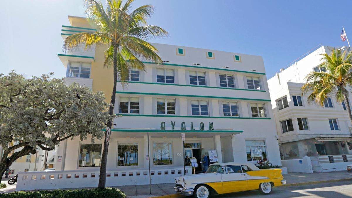 Como parte de la reunión del 40.º aniversario de Miami Vice, disfruta de una oportunidad exclusiva de cenar junto a los miembros del elenco de “Miami Vice” en A Fish Called Avalon.