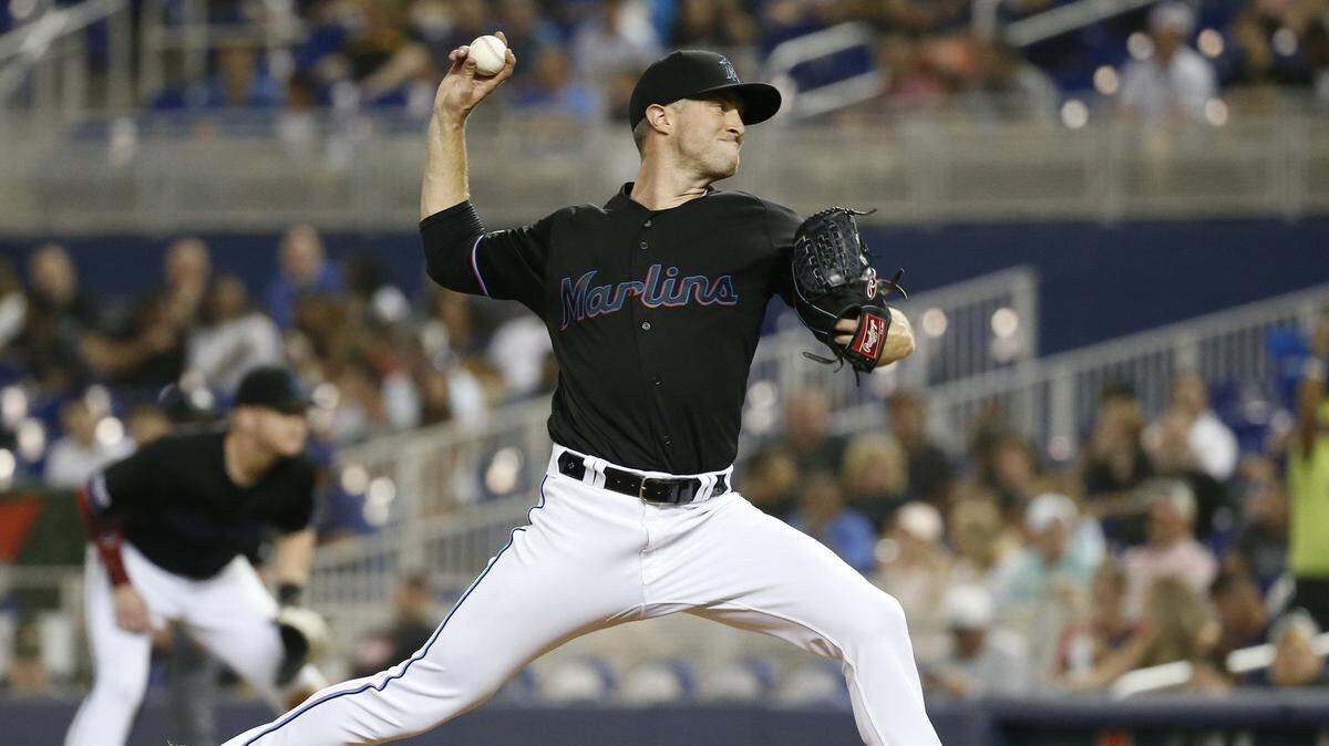 EL ABRIDOR de los Marlins Trevor Richards lanza en la segunda entrada contra los Piratas en Miami el 14 de junio del 2019.