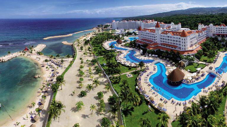 Reapertura de grandes hoteles impulsa el turismo en Jamaica tras daños del huracán Melissa