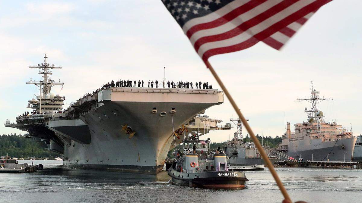 Foto de archivo del 22 de julio de 2021 del portaaviones USS Theodore Roosevelt en la Base Naval Kitsap-Bremerton, en el estado de Washington. Este portaaviones ha sido desplegado en el Medio Oriente en varias misiones.