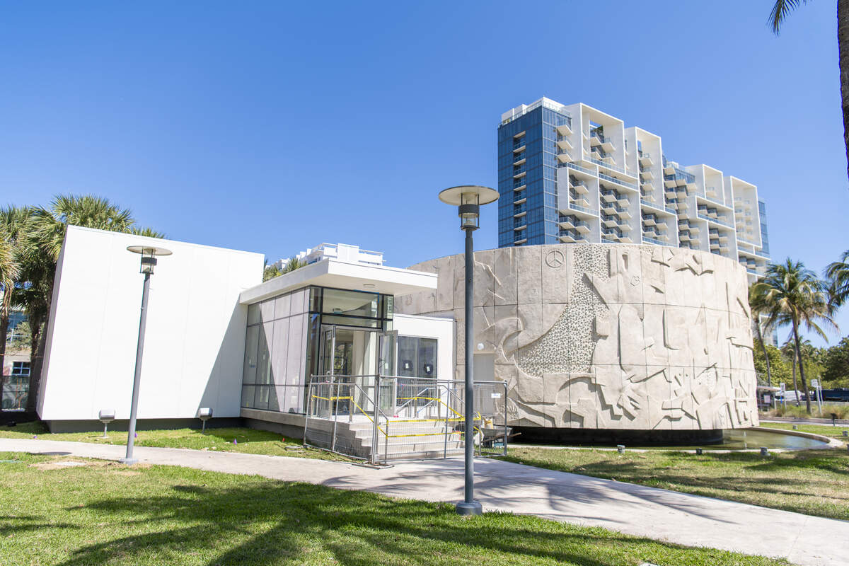 “The Story of Man”, 1962, de Albert Vrana.&nbsp;Vista del entorno, paisaje urbanístico actual que hoy rodea la obra de Vrana.