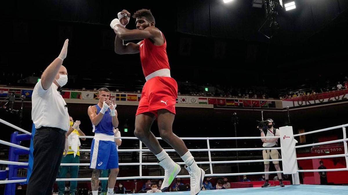 El boxeador cubano Andy Cruz celebra tras derrotar al australiano Harry Garside en las Olimpiadas de Tokio, el 6 de agosto de 2021.