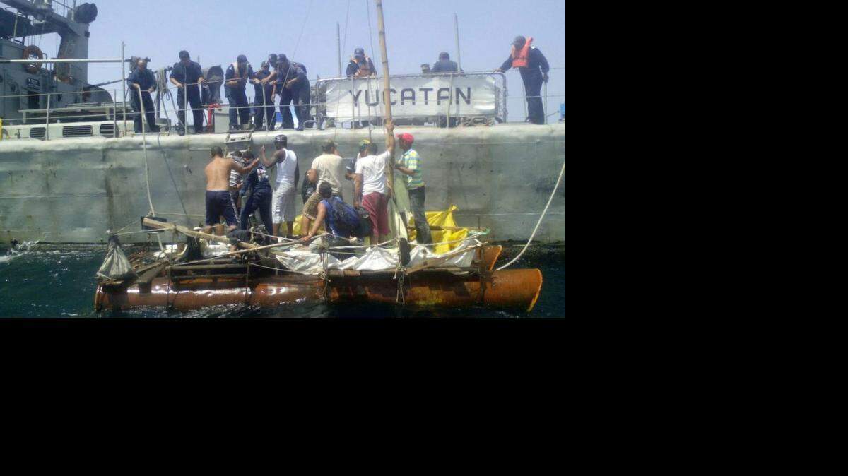 Miembros de la Armada de México mientras auxilian una balsa con ciudadanos cubanos, frente a las costas del estado de Yucatán, México. 