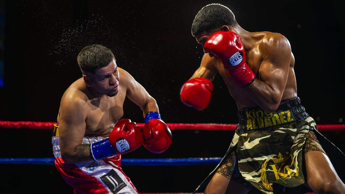 El campeón mundial juvenil cubano Ronny Álvarez (der.) venció por nocaut técnico en el segundo asalto al puertorriqueño Carlos Colón, el viernes en el Hard Rock Live de Hollywood, Fort Lauderdale.