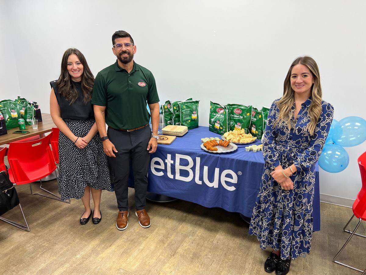 Tony Rivas Jr., CEO de Chifles Chips, indicó que sus mariquitas de plátano son la primera merienda latina en JetBlue.
