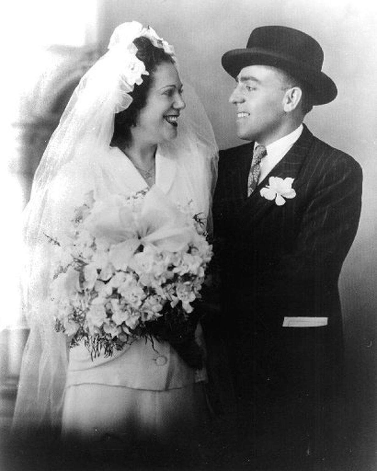 Sophia y Elias Roth en la foto de boda.