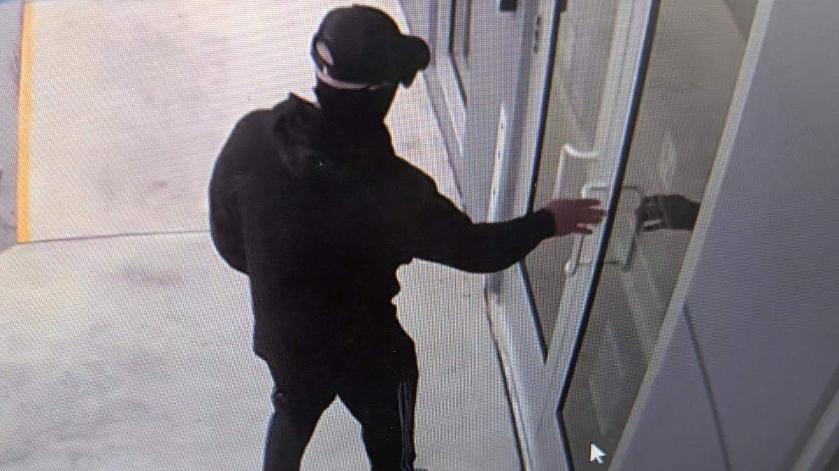 El FBI divulgó las imágenes de un sospechoso de robar un banco en la Ciudad de Fort Lauderdale el 21 de enero de 2026.