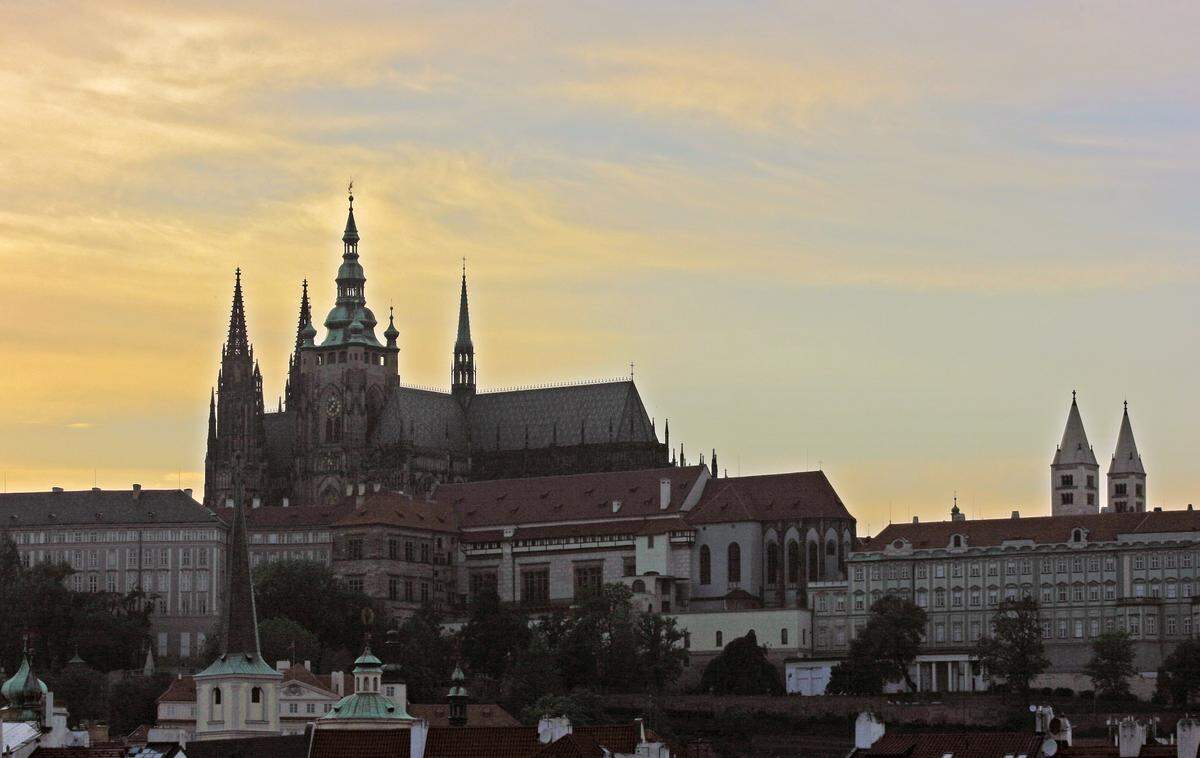 El Castillo de Praga visto al atardecer desde el Puente Carlos.