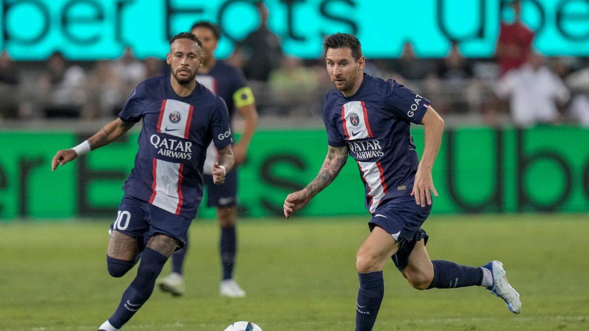 Lionel Messi (der.) controla el balón junto a su compañero Neymar en el partido entre el Paris Saint-Germain y Nantes durante la Supercopa de Francia en Tel Aviv, Israel, el 31 de julio de 2022.