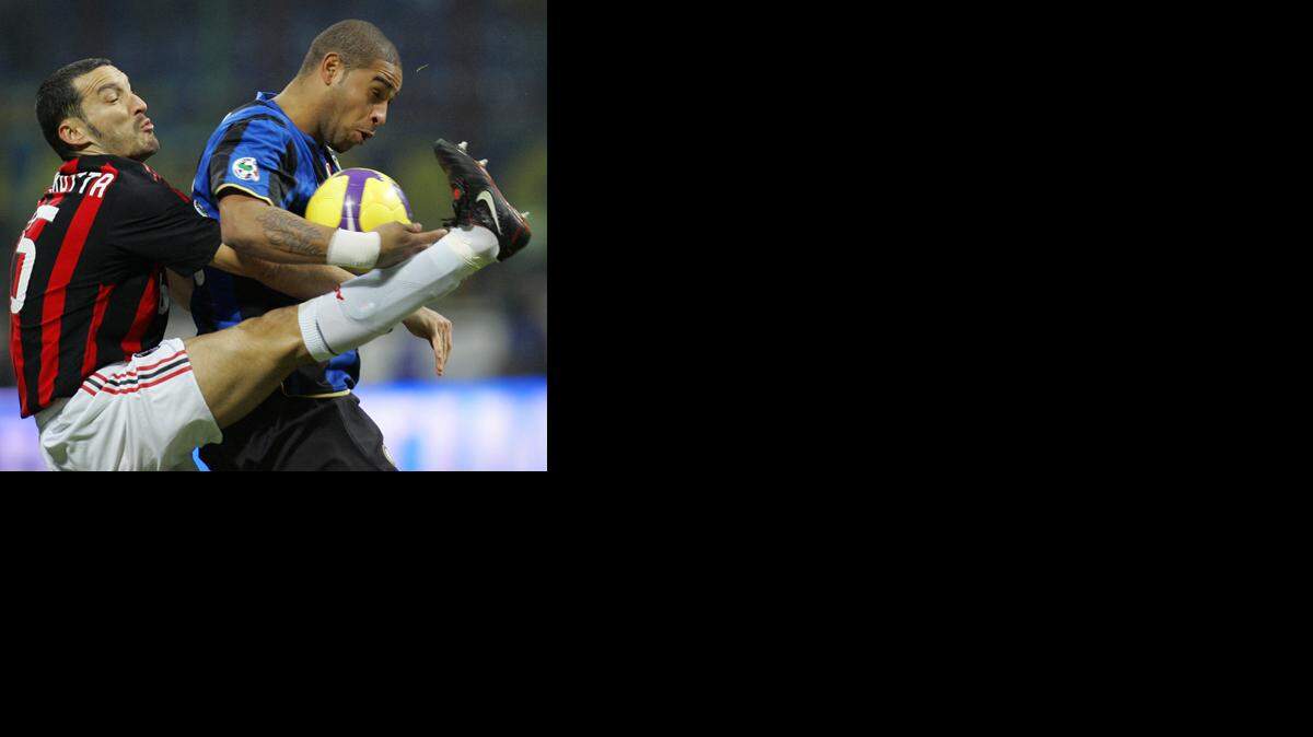 EL BRASILEÑO Adriano (der.) fue absuelto por un juez tras 
anotar con el brazo el primer gol del Inter ante el Milan.