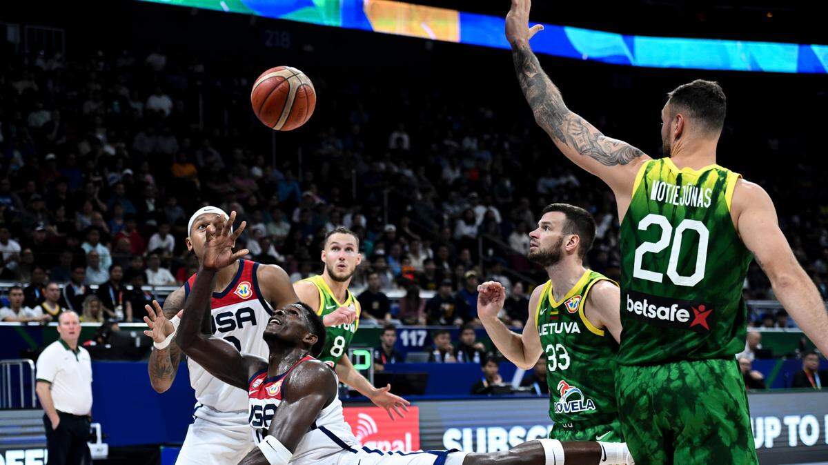 Anthony Edwards (centro) anotó 35 puntos por Estados Unidos que cayó 110-104 ante Lituania en el Mundial de basquetbol, en el partido celebrado el 3 de septiembre de 2023 en Manila, Filipinas.