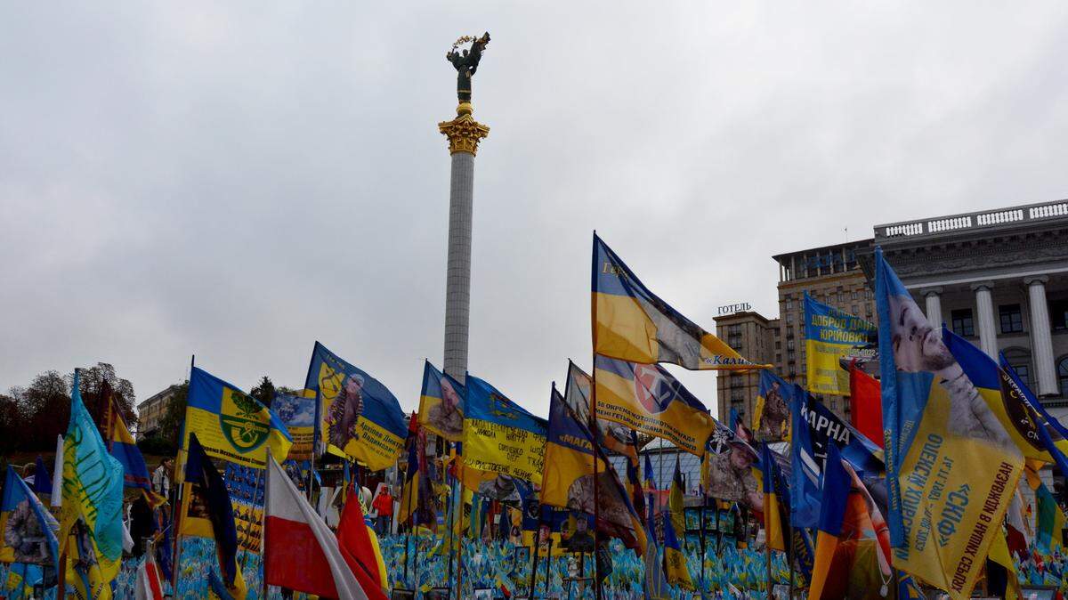 Decenas de banderas ondean en la Plaza de la Independencia, en Kiev, para conmemorar a los soldados ucranianos caídos luchando contra la invasión rusa, el 1 de octubre de 2024.