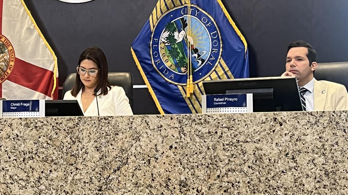 La alcaldesa de Doral, Christi Fraga, y el comisionado Rafael Pineyro, en la reunión del Concejo del 14 de agosto de 2024.
