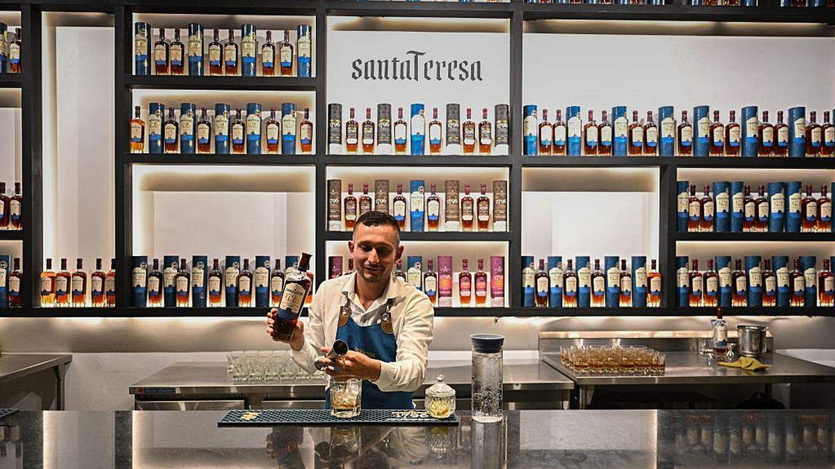 Un barman prepara una bebida en la fábrica de ron Santa Teresa en La Victoria, estado Aragua, Venezuela, el 17 de diciembre de 2025. 