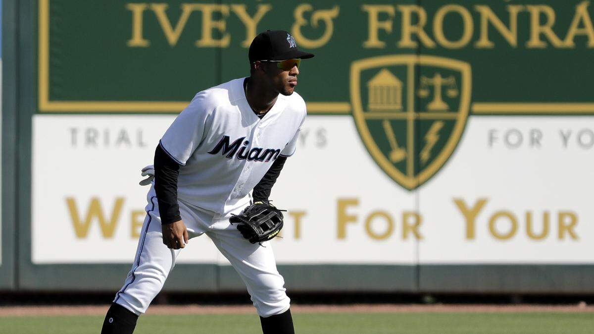 Víctor Víctor Mesa juega el jardín central en el sexto inning del partido de pretemporada entre los Marlins y los Cardenales, el 23 de febrero de 2019 en Jupiter, Florida.