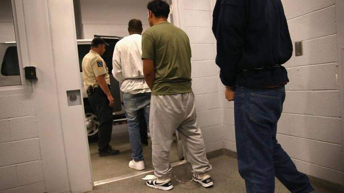 Inmigrantes indocumentados detenidos en Mesa, Arizona. Foto de archivo.