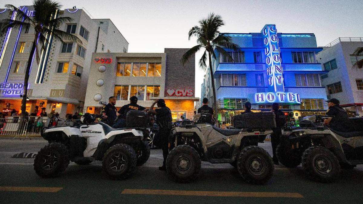 La policía en alerta en Ocean Drive durante las vacaciones de primavera el domingo, 17 de marzo de 2024.