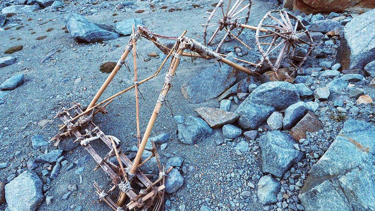 Otra vista del objeto que un senderista que recorría el sureste de Suiza encontró. Se trata de un extraño objeto de bambú en un glaciar derretido del Paso Splügen. El hallazgo desconcertó a los expertos.