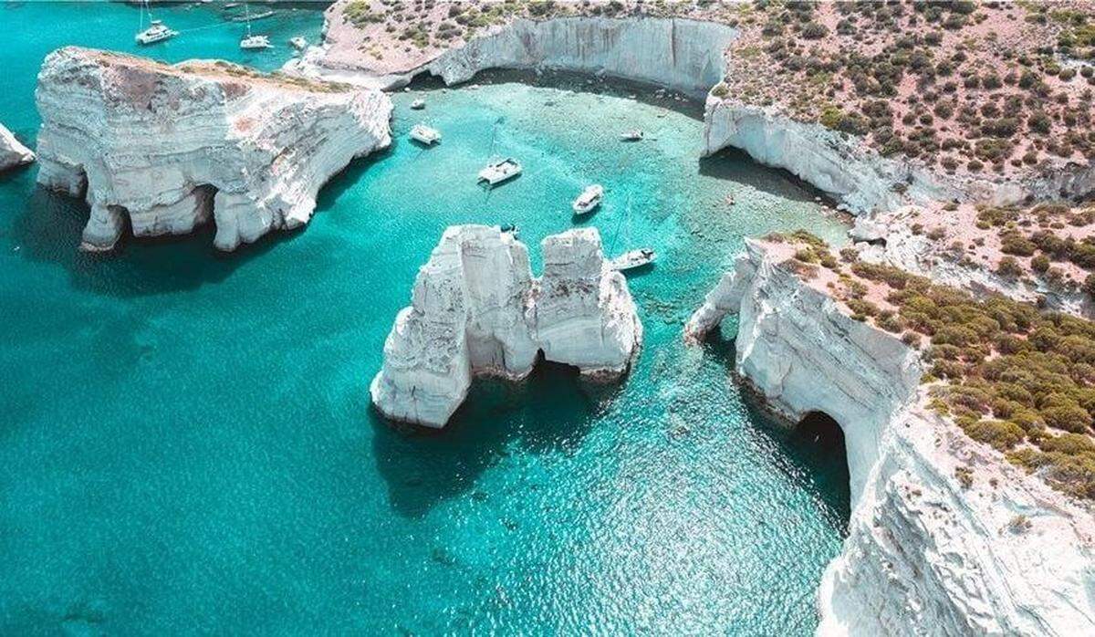 La playa de Sarakiniko en Milos, una de las playas de Milos más top y de las más bonitas. Es conocida por sus espectaculares formaciones rocosas blancas, que simulan un paisaje extraterrestre.