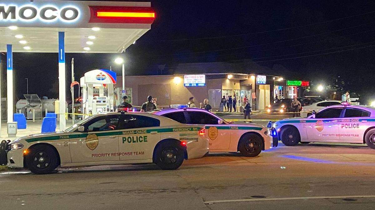 La policía del condado de Miami-Dade investiga un tiroteo ocurrido en la esquina de Old Cutler Road y SW 89th Avenue el lunes 21 de octubre de 2024. DAVID GOODHUE dgoodhue@miamiherald.com