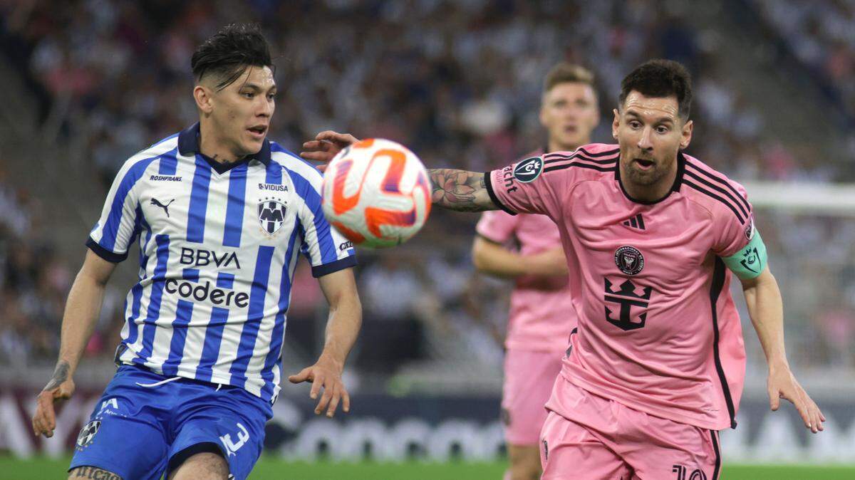 El delantero del Inter Miami Lionel Messi (der.) lucha por la pelota con Gerardo Arteaga, de Monterrey, en el partido de vuelta de los cuartos de final de la Liga de Campeones de la Concacaf, celebrado el 10 de abril de 2024 en Monterrey, México.