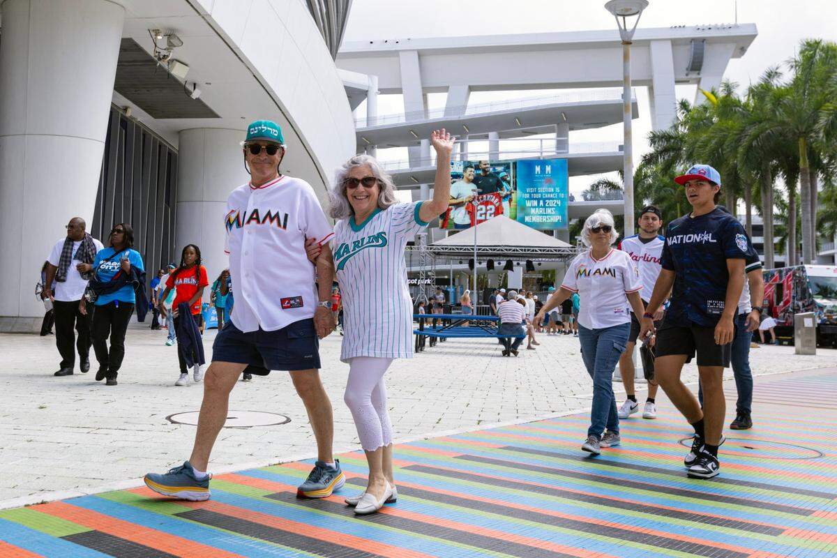 Un grupo de fanáticos de los Marlins asisten al Día Inaugural de la temporada ante los Piratas de Pittsburgh, el jueves 28 de marzo de 2024 en el loanDepot Park en Miami.