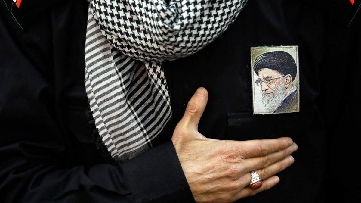 Fotografía de archivo de un devoto iraní que lleva un retrato del líder supremo de Irán, ayatolá Alí Jamenei. EFE/ Abedin Taherkenareh
