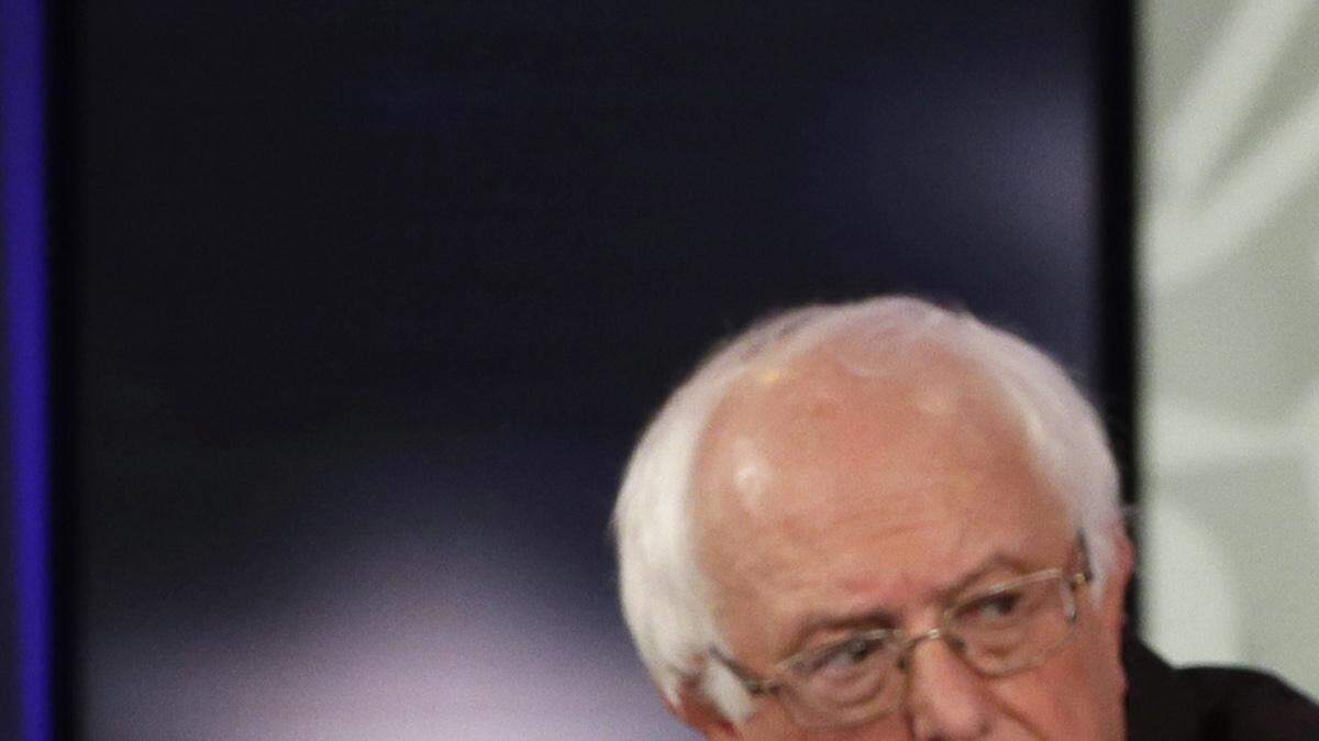 Hillary Rodham Clinton, a la derecha, enfatiza un punto de la discusión mientras Bernie Sanders escucha durante un debate presidencial demócrata, este sábado, 14 de noviembre 2015, en Des Moines, Iowa.
