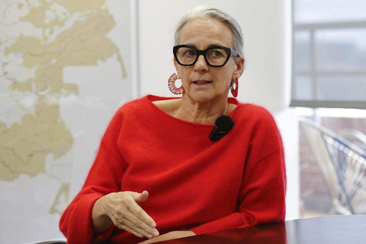 Fotografía del 17 de junio de 2025 de la representante de Unicef Colombia, Tanya Chapuisat, hablando durante una entrevista con EFE en Bogotá (Colombia). Chapuisat alerta que el reclutamiento de menores se ha extendido por todo el país, mientras caen los fondos de cooperación internacional.