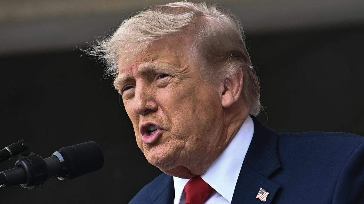 El presidente de Estados Unidos, Donald Trump, habla durante la ceremonia nacional del Día de los Caídos en el Memorial Amphitheatre del Cementerio Nacional de Arlington, en Arlington, Virginia, el 25 de mayo de 2026.