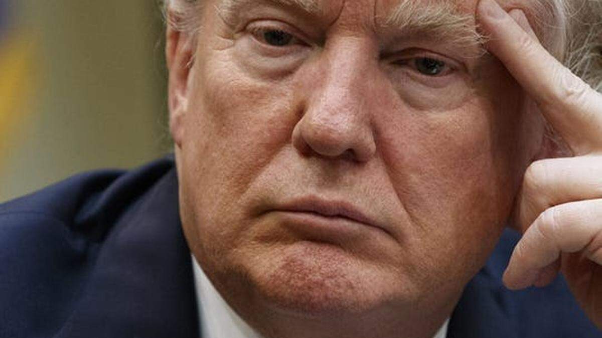 El presidente Donald Trump, anunció este domingo la posibilidad de que cuando entren en vigor los aranceles se dé una reducción o eliminación de impuestos sobre la renta para las personas que ganen menos de 200,000 dólares al año.