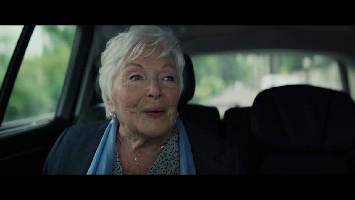 En Coral Gables Art Cinema 'Driving Madeleine' (2023) con las actuaciones de Line Renaud, Dany Boon y Alice Isaaz. Una bella película francesa que conquista el corazón del espectador.&nbsp;