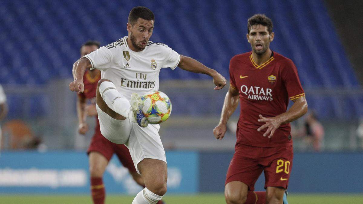 La llegada del deseado Eden Hazard (izq.) como nuevo referente del proyecto del Real Madrid, heredero del 7 de Cristiano Ronaldo y el liderazgo que nadie asumió en el primer año traumático de su marcha, lidera una revolución incompleta, alejada de los deseos de Zinedine Zidane, que espera más fichajes y salidas.