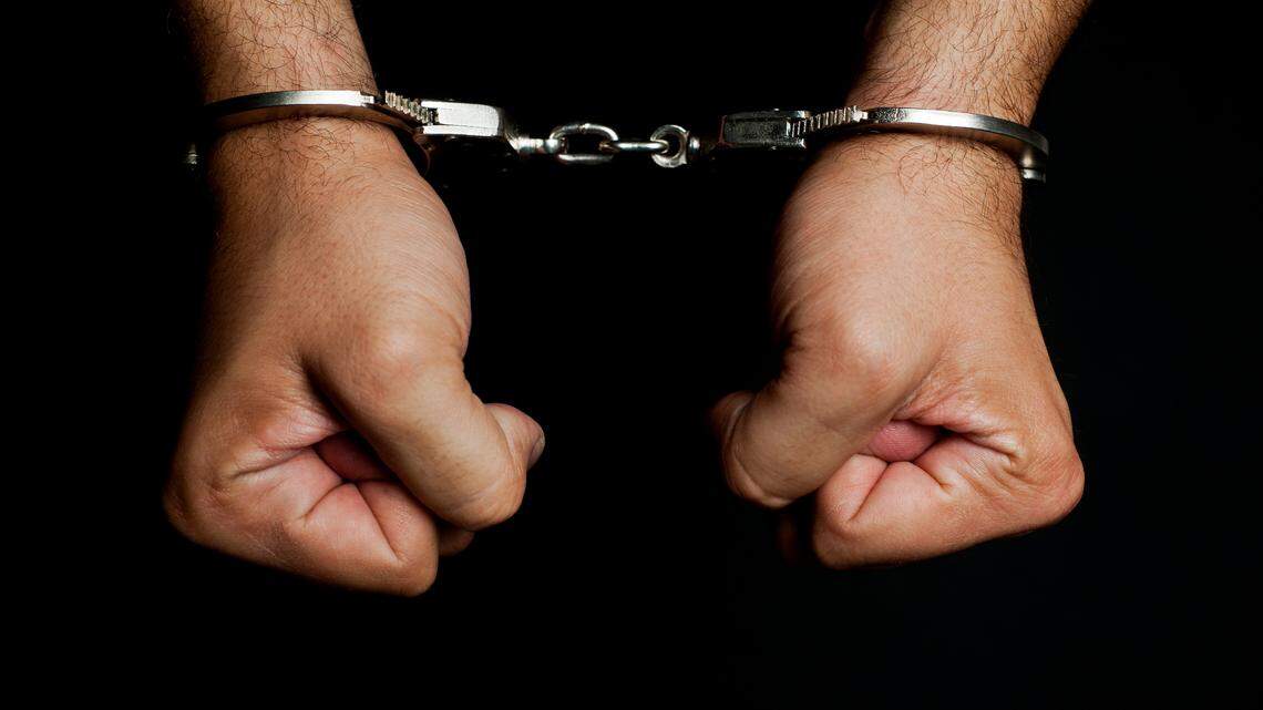 Arrestan a hombre por presuntamente apuñalar a una mujer y una adolescente