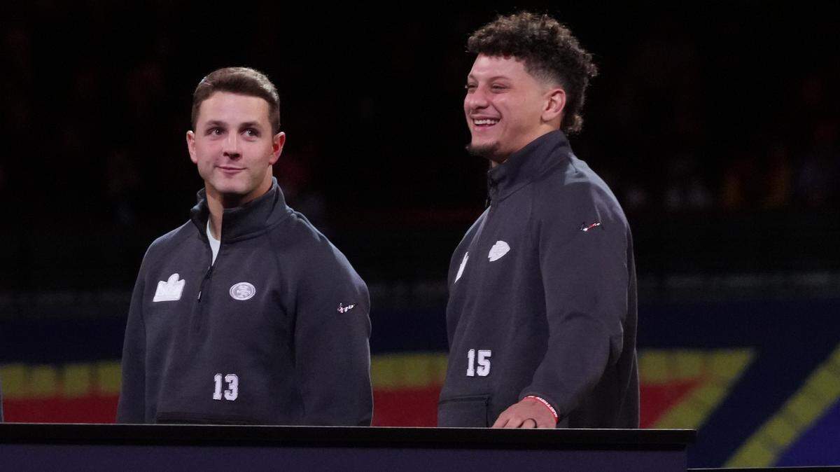 Los quarterbacks Brock Purdy (izq.) y Patrick Mahomes se enfrentarán este domingo en el duelo entre los 49ers de San Francisco y los Chiefs de Kansas City en el Super Bowl.