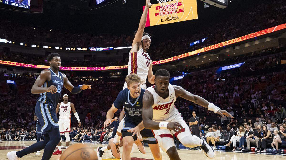 El escolta del Heat, Terry Rozier (2), y el base de los Grizzlies, Cam Spencer (24), compiten por el balón en la segunda mitad del partido de pretemporada de la NBA, celebrado el 17 de octubre de 2025 en Miami, Florida.