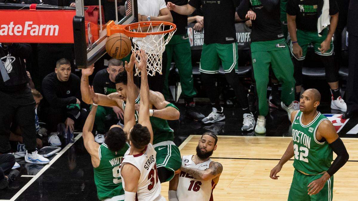 El escolta de los Celtics, Derrick White (9), anota la canasta ganadora del juego contra el Heat, el sábado 27 de mayo de 2023 en Miami.