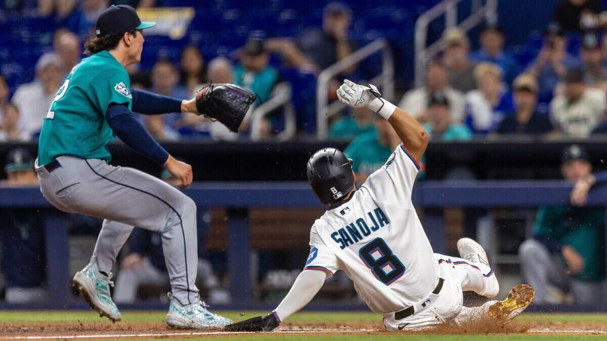 El tercera base de los Marlins Javier Sanoja anota una carrera en el segundo inning del partido ante los Marineros de Seattle, celebrado el 7 de julio de 2026 en Miami.