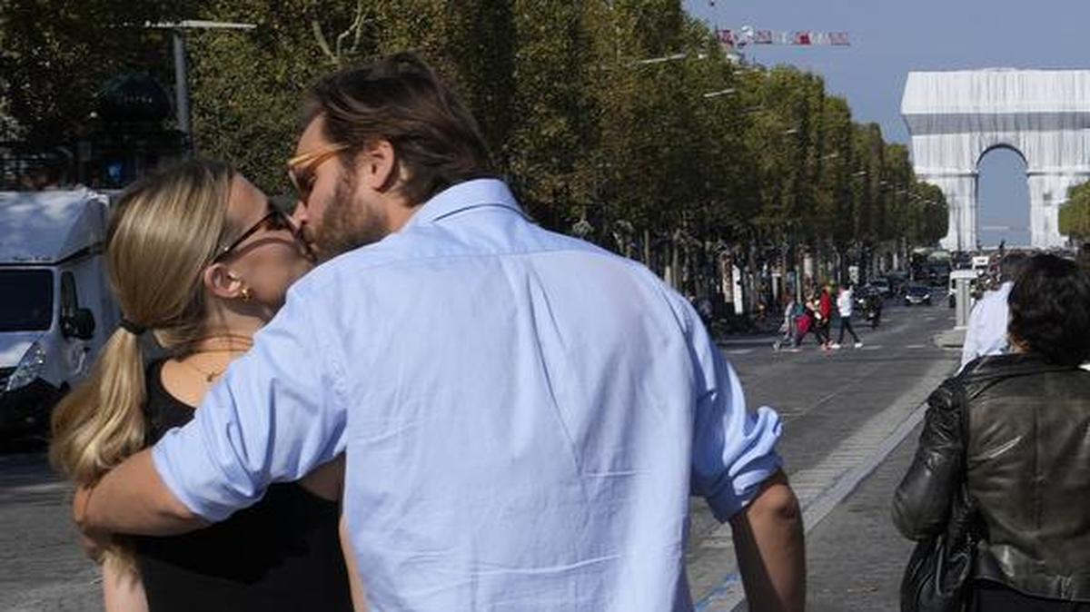 Una pareja se besa camino al monumento envuelto del Arco de Triunfo el sábado 18 de septiembre de 2021 en París.AP / Francois Mori