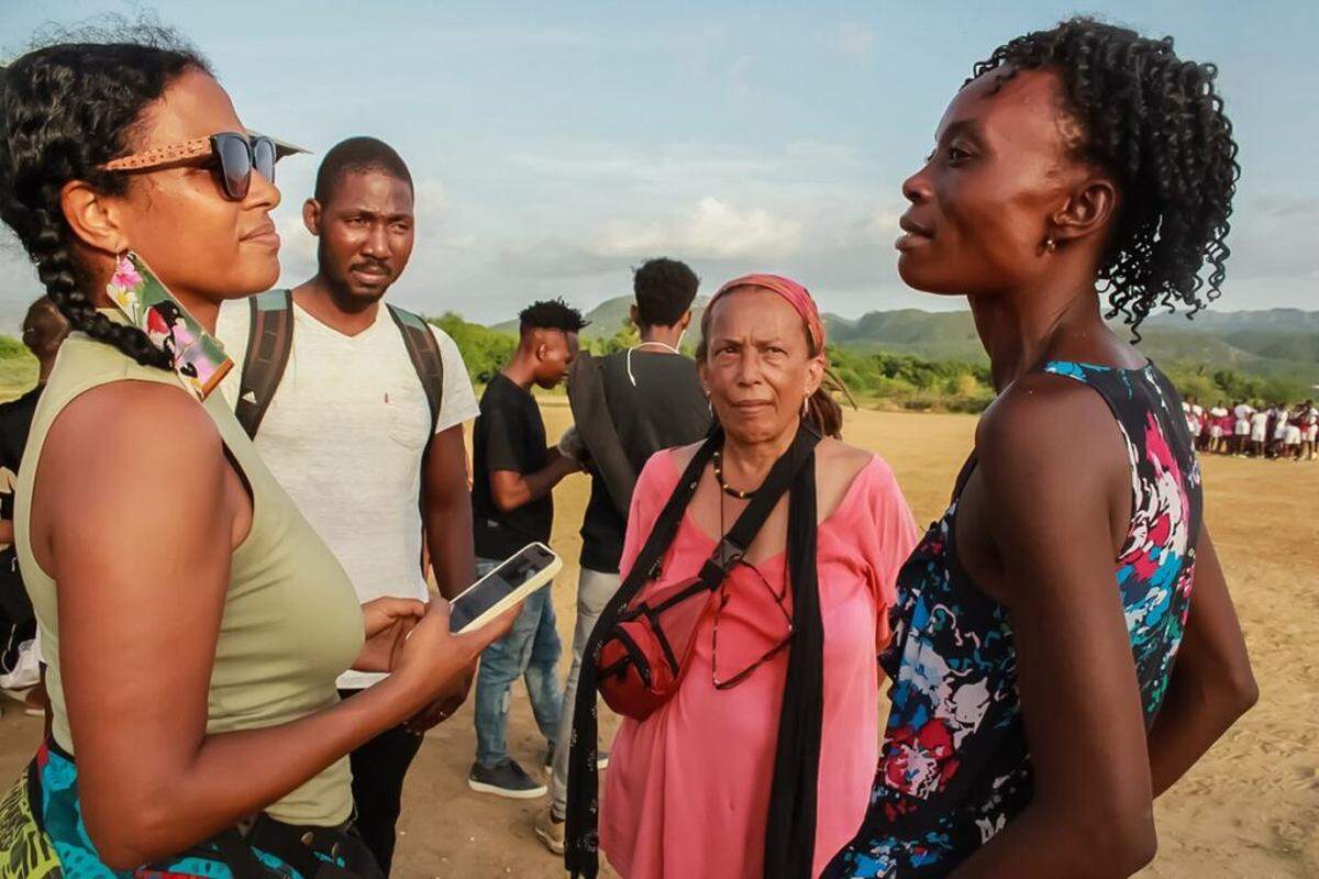 Rachelle Salnave, que aparece a la izquierda durante el rodaje de una película, dice que los fondos la ayudarán a completar un proyecto al que se ha dedicado. “Dual Citizen” es una exploración humorística y sentida de la identidad haitiana-estadounidense y el camino para recuperar la ciudadanía haitiana.