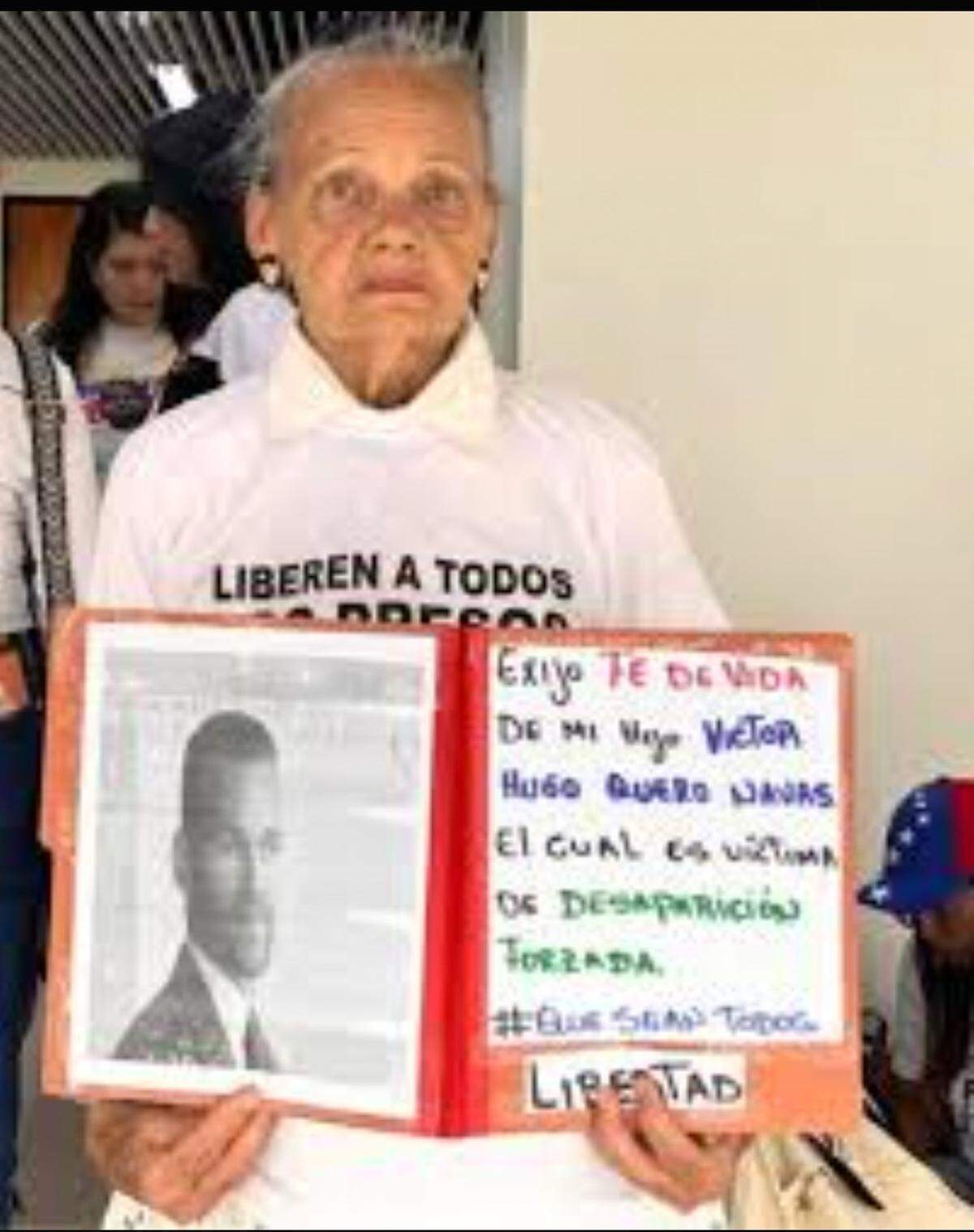 Según relató Scott, la madre del fallecido, identificada como Carmen, lo buscó durante 16 meses en distintos centros de detención, mientras el régimen ocultaba que su hijo habría sido asesinado y enterrado meses antes.