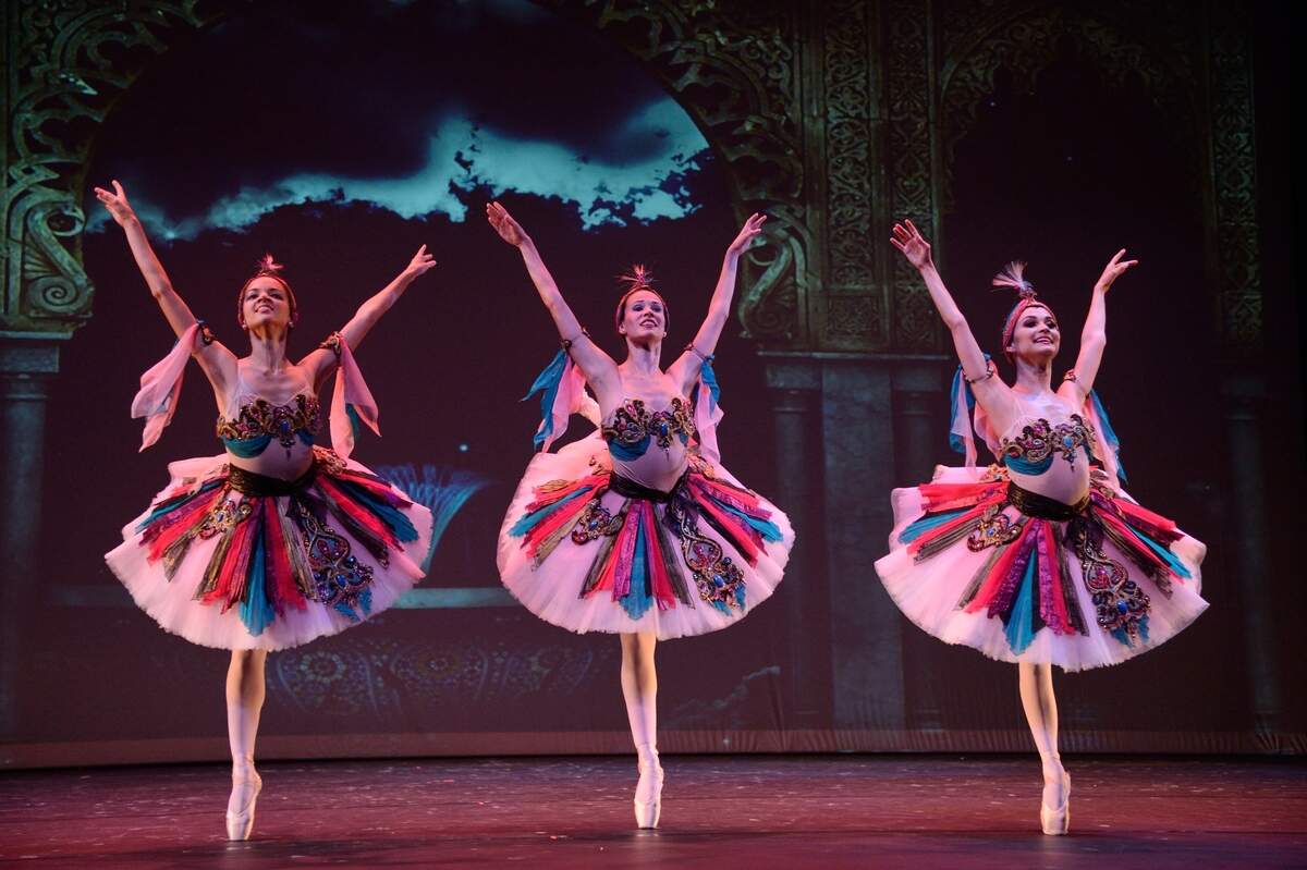 Masiel Alonso, Mayrel Martínez y Gretel Batista en el “Odalisques Pas de Trois” de “Le Corsaire”.