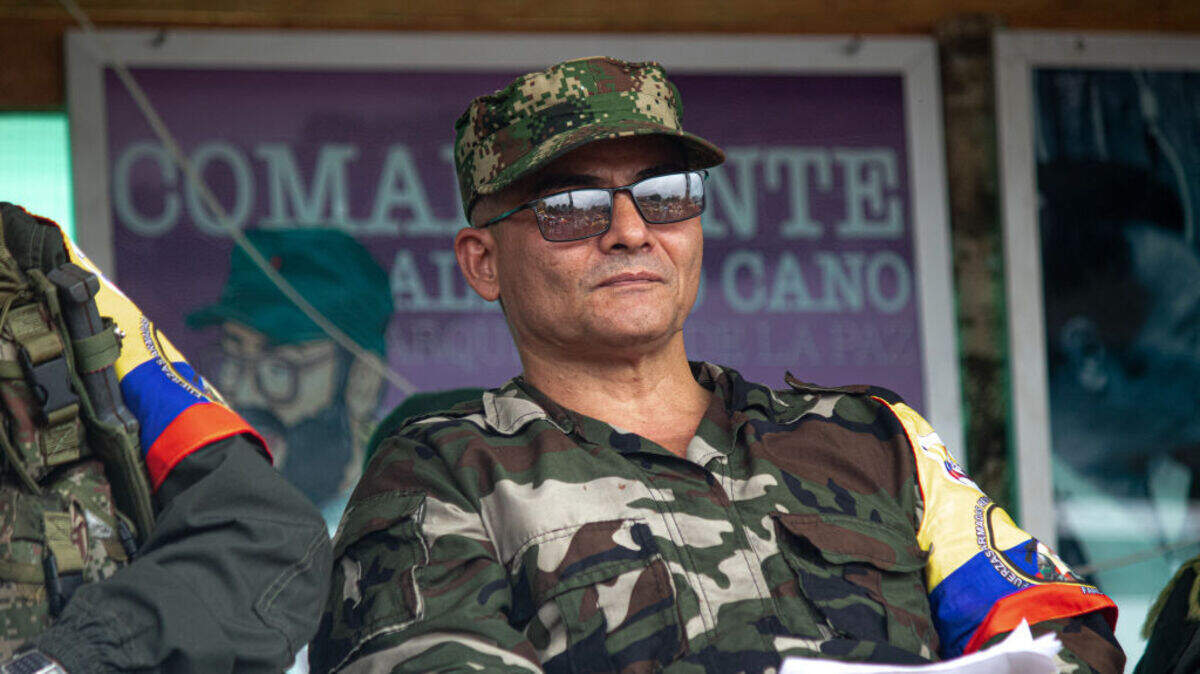 El líder guerrillero más buscado de Colombia, alias Iván Mordisco, está “asustado” y “desesperado” por la ofensiva militar que ya abatió a 160 combatientes de su círculo cercano, expresó el ministro de Defensa el jueves.