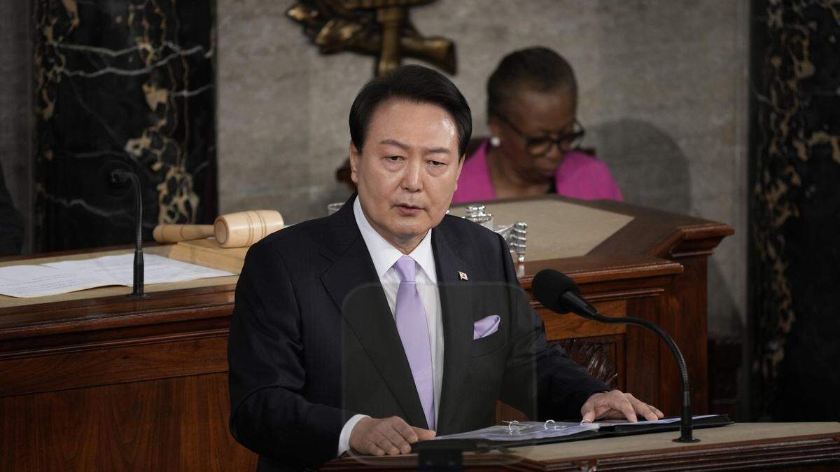 El presidente surcoreano Yoon Suk Yeol se dirige a una sesión conjunta del Congreso en la Cámara de Representantes el 27 de abril de 2023 en Washington, DC.