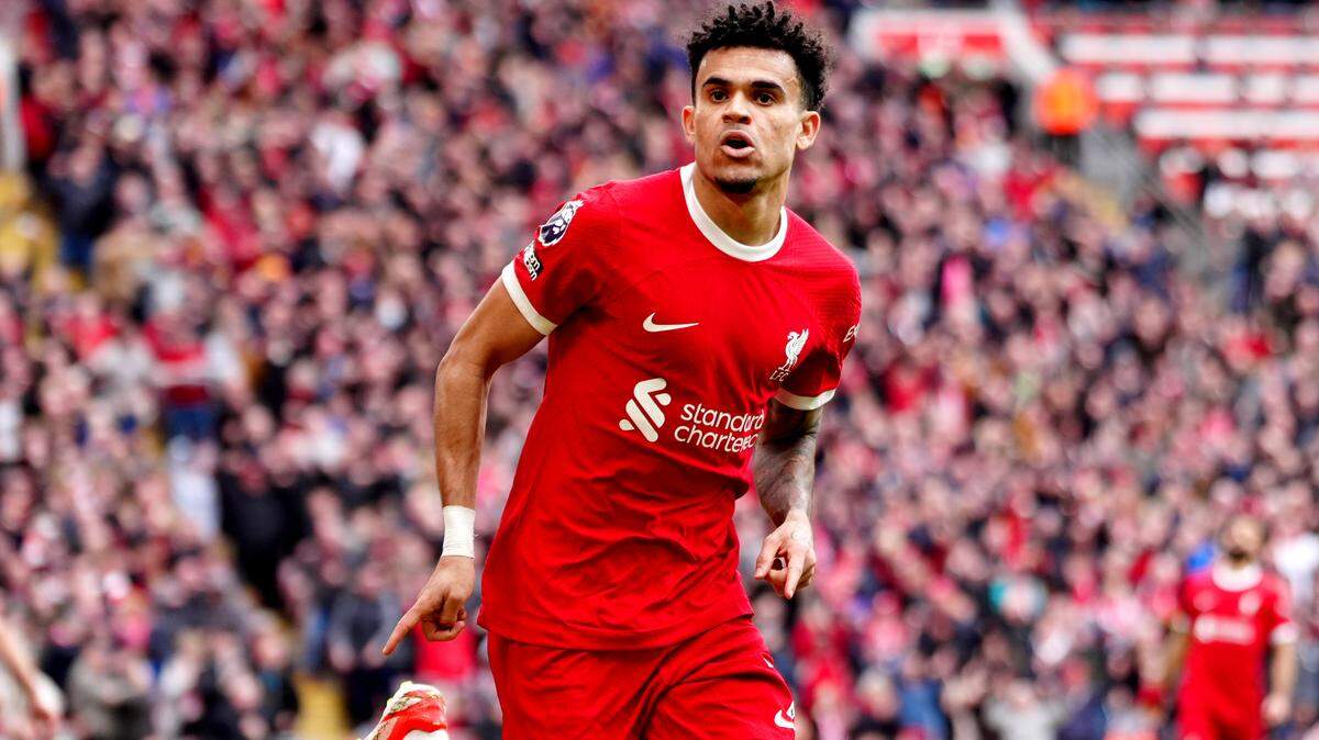 El colombiano Luis Díaz celebra su gol para el Liverpool en el triunfo 2-1 ante el Brighton en Anfield, el 31 de marzo de 2024.
