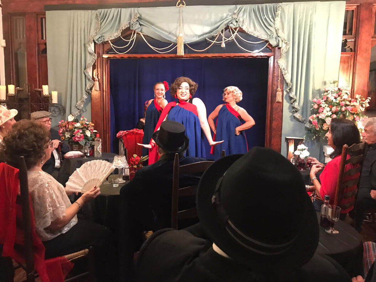 Eugenia Sancho, Letty Carmona y Noris Joffre en una escena de ‘Fumando espero, el penúltimo cuplé’.