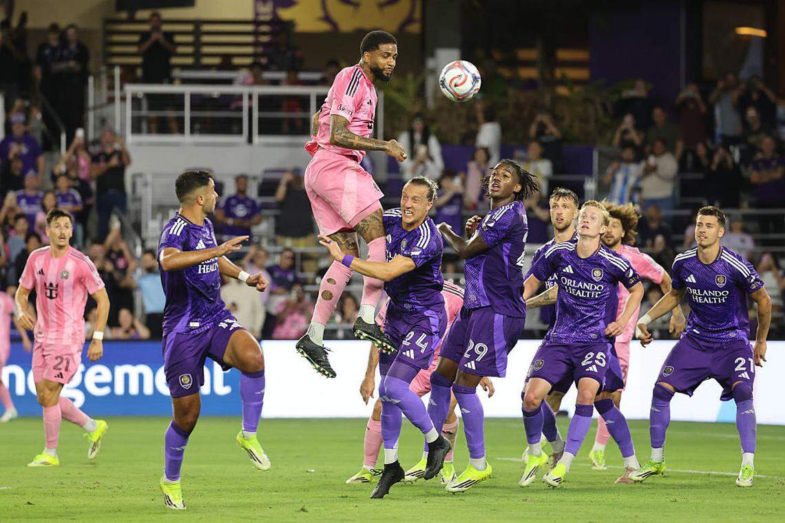 El jugador del Inter Miami Micael dos Santos cabecea el balón ante Orlando City, en el partido de la MLS efectuado el 1ro de marzo de 2026 en Orlando, Florida. 