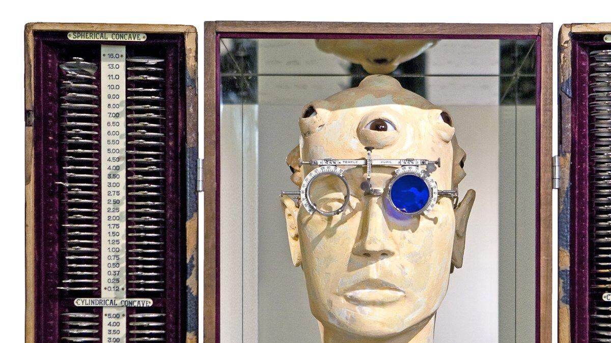 La obra "Optometry of the Invisible" (Optometría de lo Invisible) por el artista cubano Carlos Estévez.  