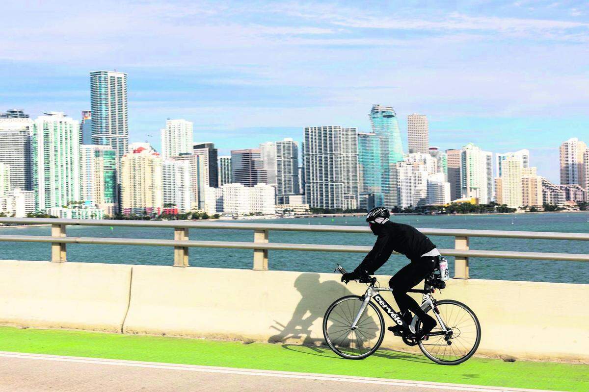 Sendero Rickenbacker, Key Biscayne es un hermoso sendero y puente que te lleva en un viaje de 9 millas de agua azul y vistas extraordinarias de la Bahía de Biscayne.